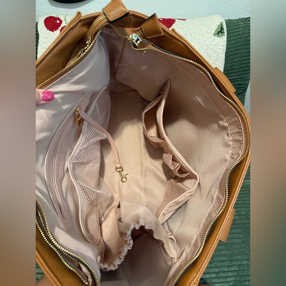 👜🌸Poppy & Peonies Cognac Multitasker Tote! 16" Laptop, Stanley tons of pockets - Picture 5 of 12